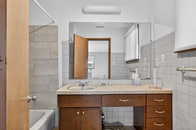 7975 Bendix Road, Genoa Township, MI 48114