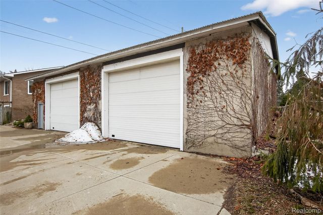 7975 Bendix Road, Genoa Township, MI 48114