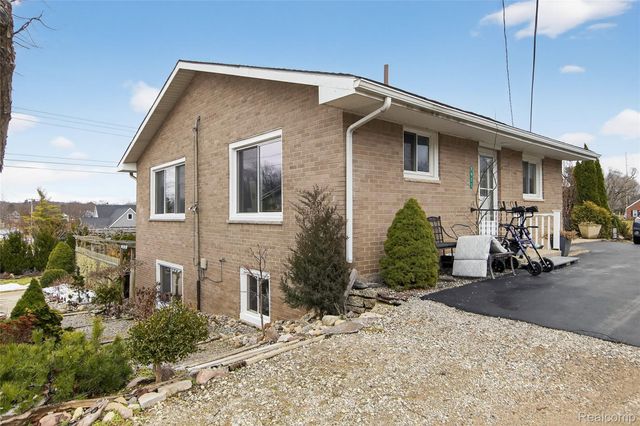 7975 Bendix Road, Genoa Township, MI 48114