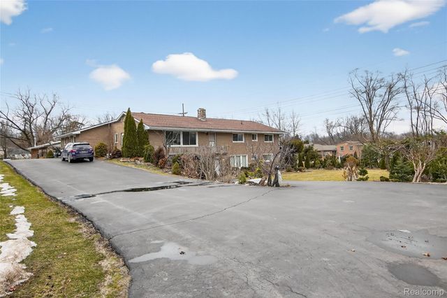 7975 Bendix Road, Genoa Township, MI 48114