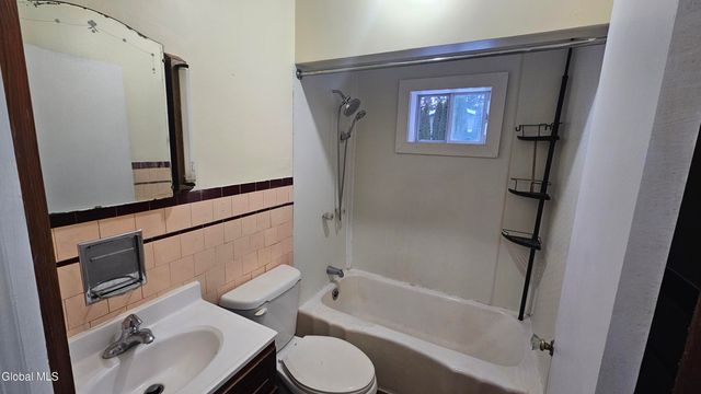 77 Chapel Place, Amsterdam, NY 12010