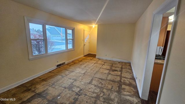 77 Chapel Place, Amsterdam, NY 12010