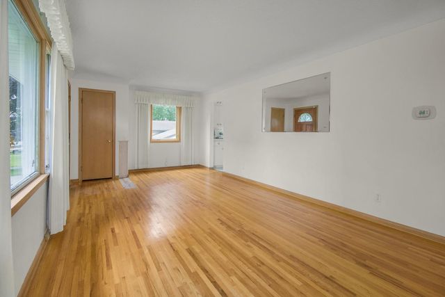 1957 Payne Avenue, Maplewood, MN 55117