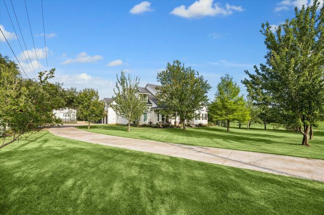1815 Charter Street, Columbus, TX 78934