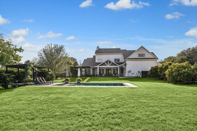 1815 Charter Street, Columbus, TX 78934