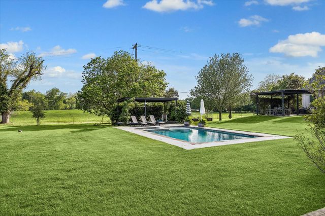 1815 Charter Street, Columbus, TX 78934