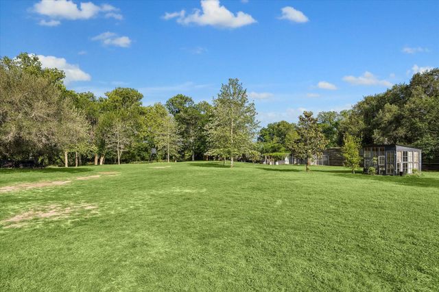 1815 Charter Street, Columbus, TX 78934