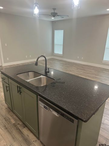 17010 Crossing Circle, Lindale, TX 75771