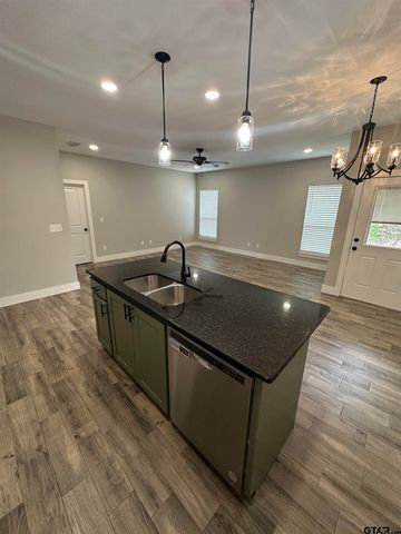 17010 Crossing Circle, Lindale, TX 75771