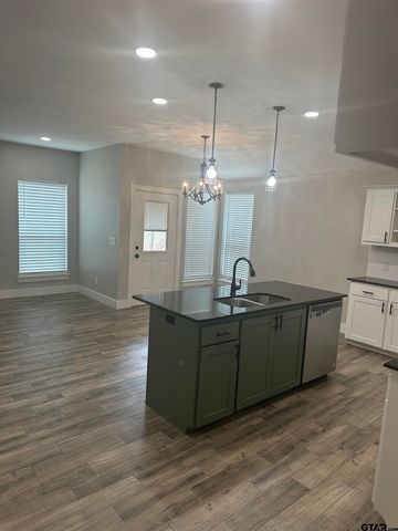 17010 Crossing Circle, Lindale, TX 75771