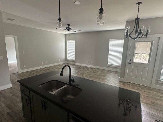 17010 Crossing Circle, Lindale, TX 75771