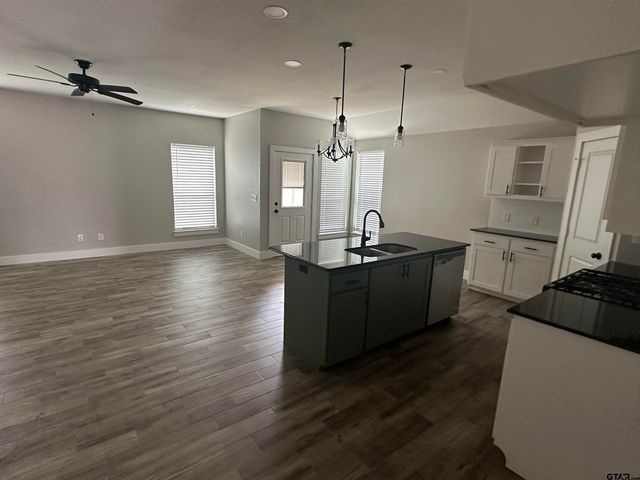 17010 Crossing Circle, Lindale, TX 75771