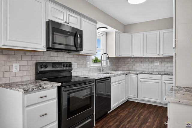 3411 SE Shawano DR, Berryton, KS 66409