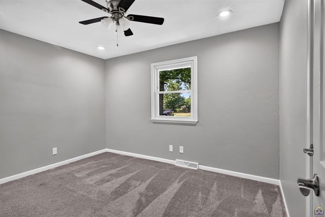 3411 SE Shawano DR, Berryton, KS 66409