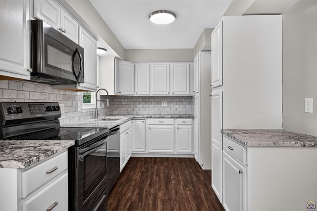 3411 SE Shawano DR, Berryton, KS 66409