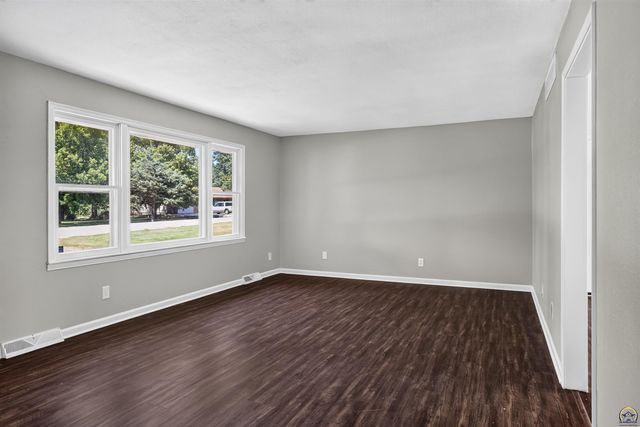3411 SE Shawano DR, Berryton, KS 66409