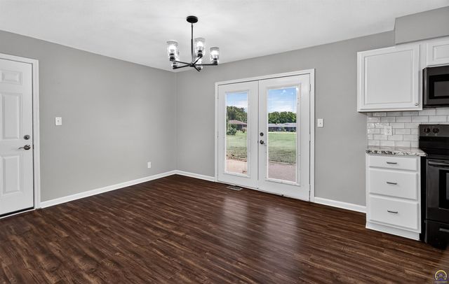 3411 SE Shawano DR, Berryton, KS 66409
