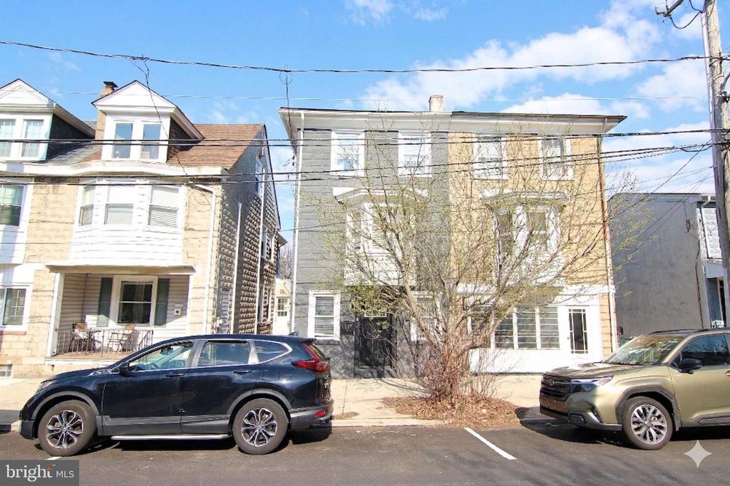 14 MAPLE ST, Conshohocken, PA 19428