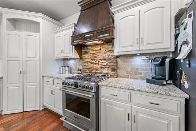 15190 N Cherry Court, Parkville, MO 64152