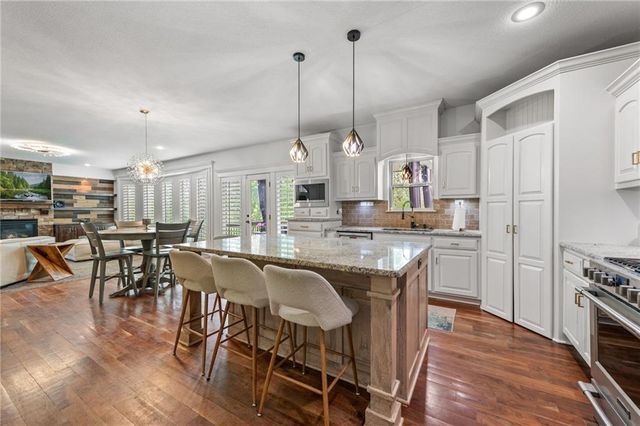 15190 N Cherry Court, Parkville, MO 64152