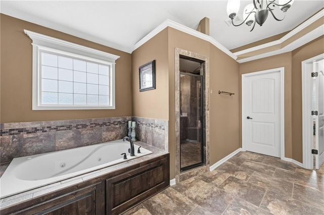 15190 N Cherry Court, Parkville, MO 64152