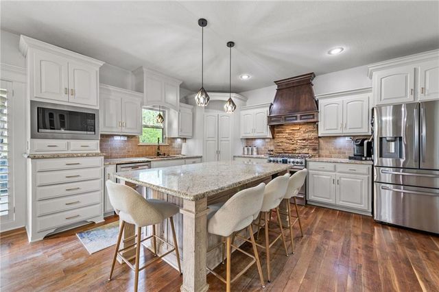 15190 N Cherry Court, Parkville, MO 64152
