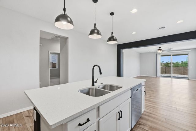 32300 N DAYLIGHT Drive, San Tan Valley, AZ 85144