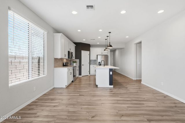 32300 N DAYLIGHT Drive, San Tan Valley, AZ 85144
