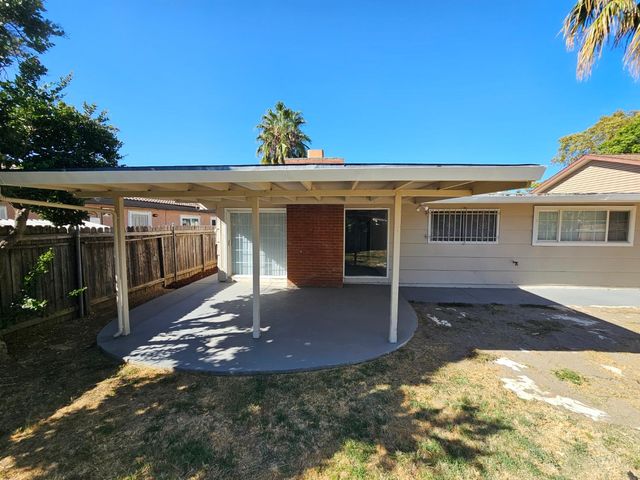 957 Sharian St, West Sacramento, CA 95605