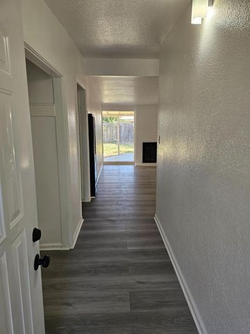 957 Sharian St, West Sacramento, CA 95605