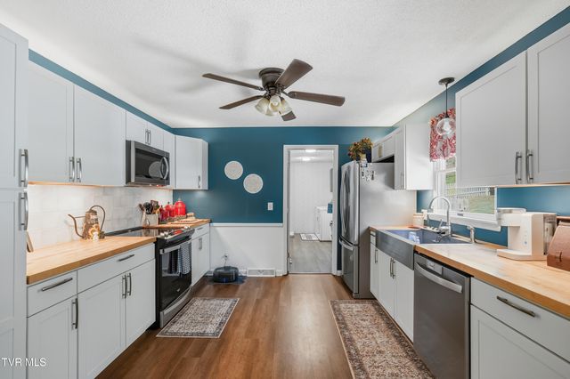 333 Boone Lake Circle, Bluff City, TN 37618