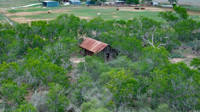 1251 County Road 210, Floresville, TX 78114