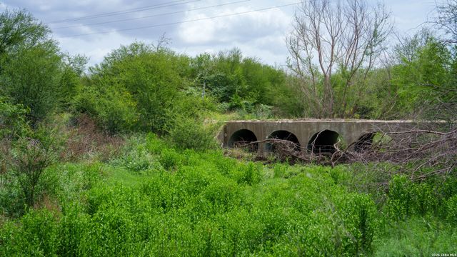 1251 County Road 210, Floresville, TX 78114