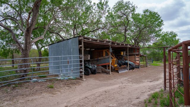 1251 County Road 210, Floresville, TX 78114