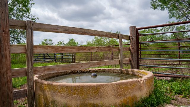 1251 County Road 210, Floresville, TX 78114