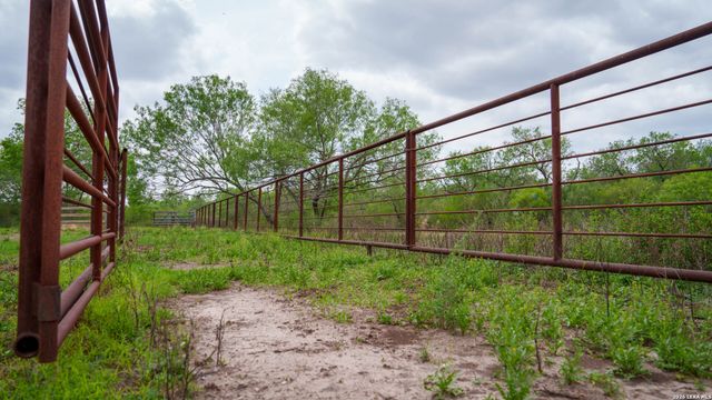1251 County Road 210, Floresville, TX 78114
