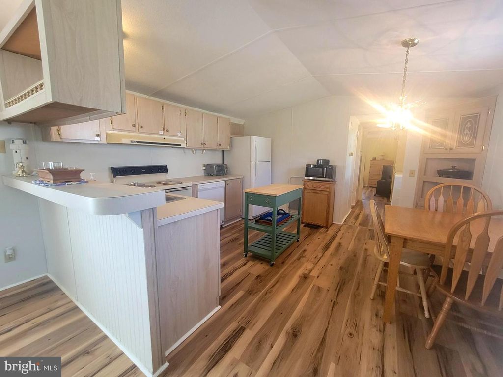 Image 5 of property listing at 10323 HENRY ROAD #8, Berlin, MD 21811