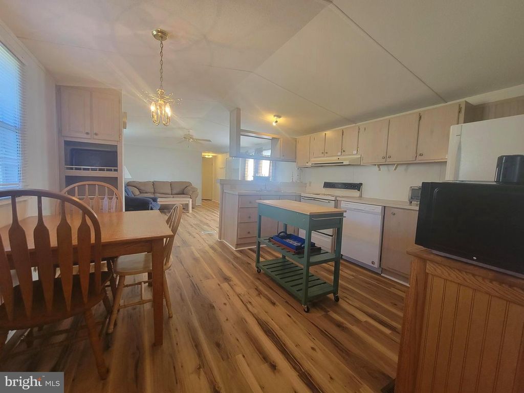 Image 7 of property listing at 10323 HENRY ROAD #8, Berlin, MD 21811