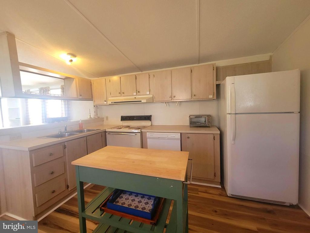 Image 8 of property listing at 10323 HENRY ROAD #8, Berlin, MD 21811