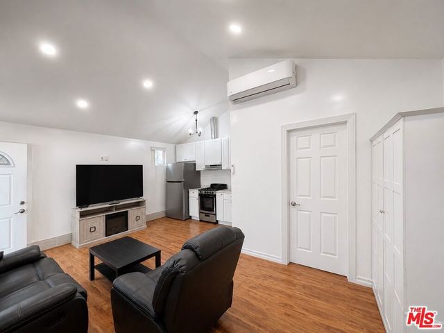 7913 Vanscoy Avenue, North Hollywood, CA 91605