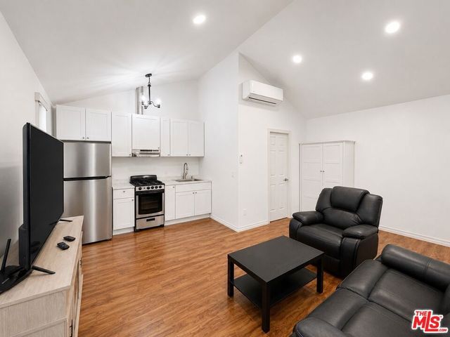 7913 Vanscoy Avenue, North Hollywood, CA 91605