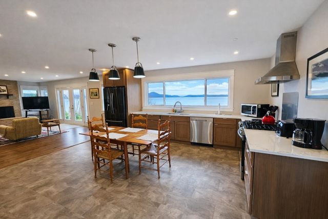 1254 Bluff Road, Newport City, VT 05855
