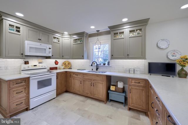 16 HORSESHOE DR, Ephrata, PA 17522