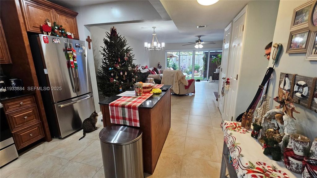 Image 1 of property listing at 3321 Farragut St 7H, Hollywood, FL 33021