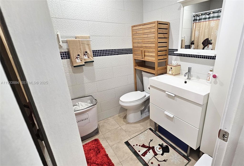 Image 11 of property listing at 3321 Farragut St 7H, Hollywood, FL 33021