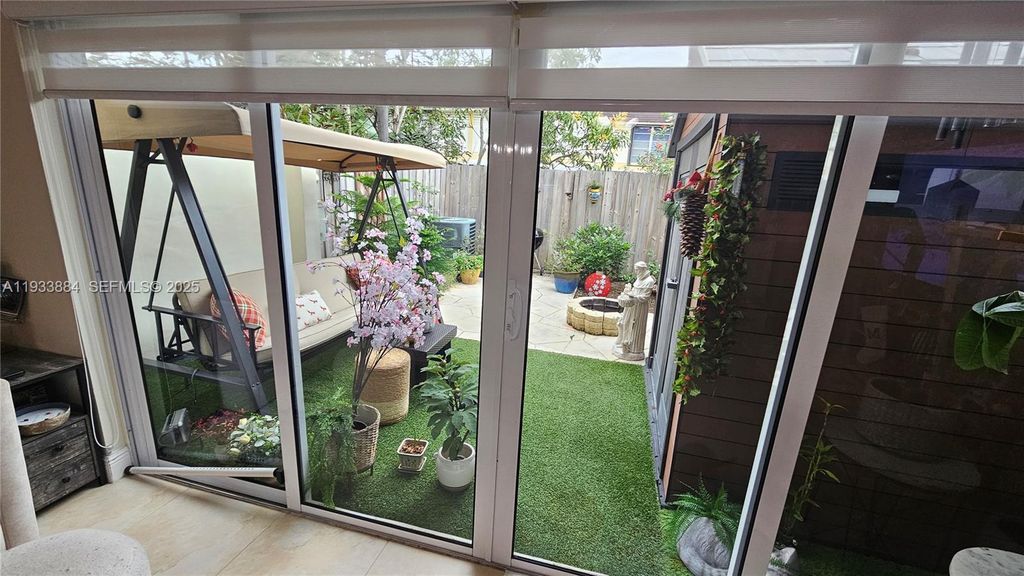 Image 16 of property listing at 3321 Farragut St 7H, Hollywood, FL 33021