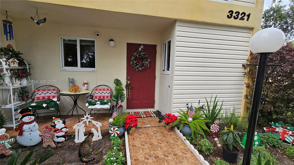 Image 18 of property listing at 3321 Farragut St 7H, Hollywood, FL 33021