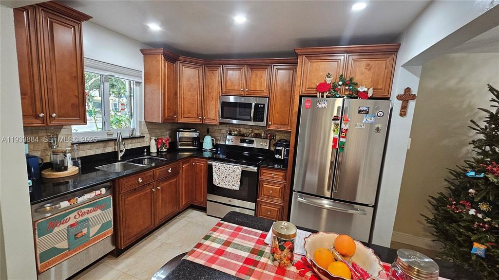 Image 19 of property listing at 3321 Farragut St 7H, Hollywood, FL 33021