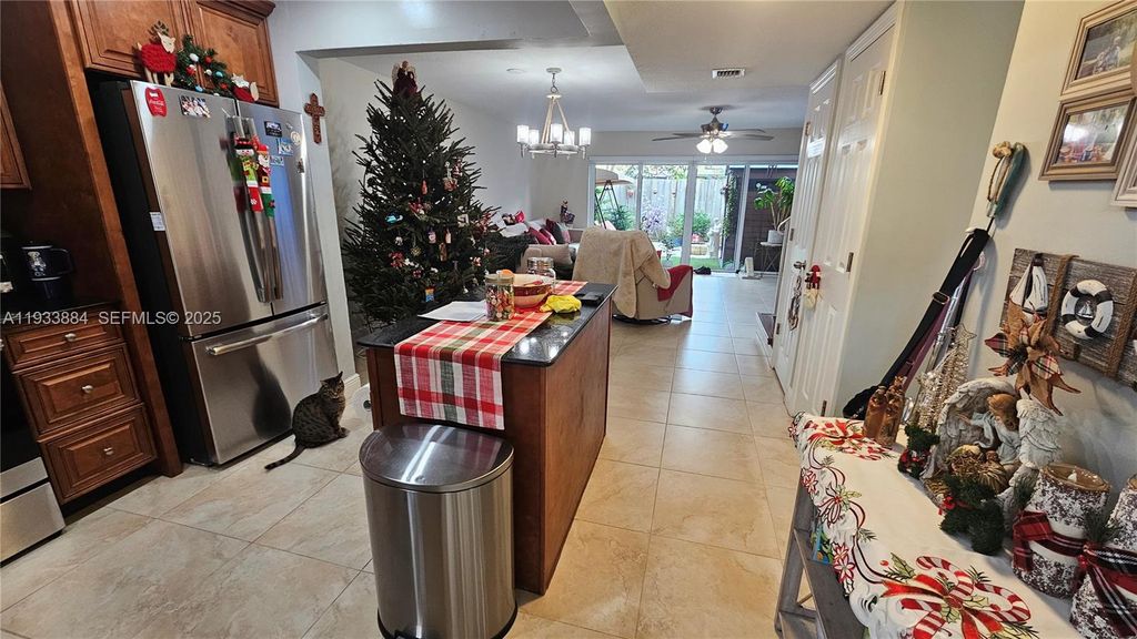 Image 3 of property listing at 3321 Farragut St 7H, Hollywood, FL 33021