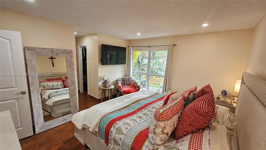 Image 6 of property listing at 3321 Farragut St 7H, Hollywood, FL 33021